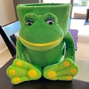 Wastecan and frog clock for kids room
